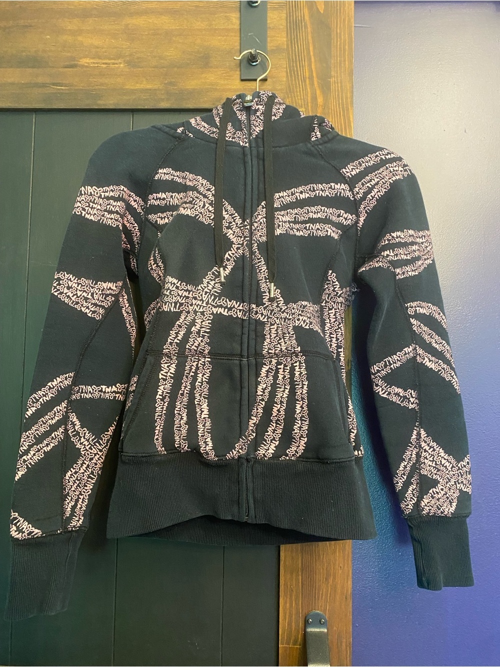 Rare Aritzia TNA Black Zip Hoodie with Pink Pattern Size XS - Picture 5 of 6